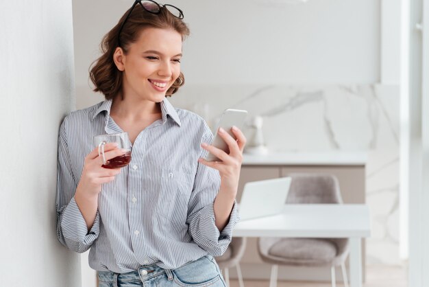 Retrato de una mujer feliz con teléfono móvil