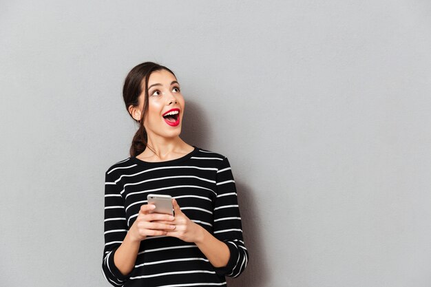 Retrato de una mujer feliz con teléfono móvil