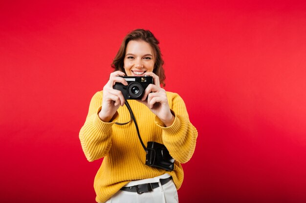 Retrato de una mujer feliz tomando una foto