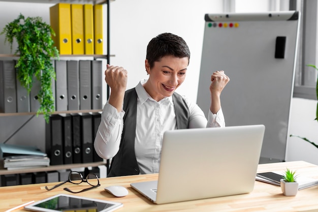 Retrato de mujer feliz de trabajar en proyecto