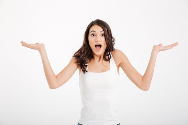 Retrato de una mujer feliz vestida con una camiseta sin mangas