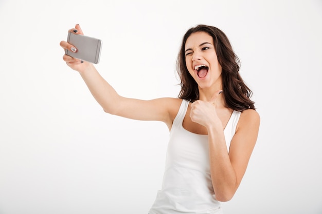 Retrato de una mujer feliz vestida con una camiseta sin mangas