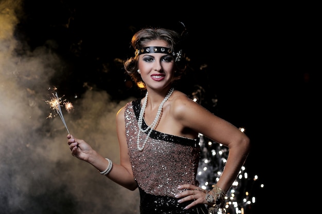 Retrato de mujer de fiesta con fondo de niebla