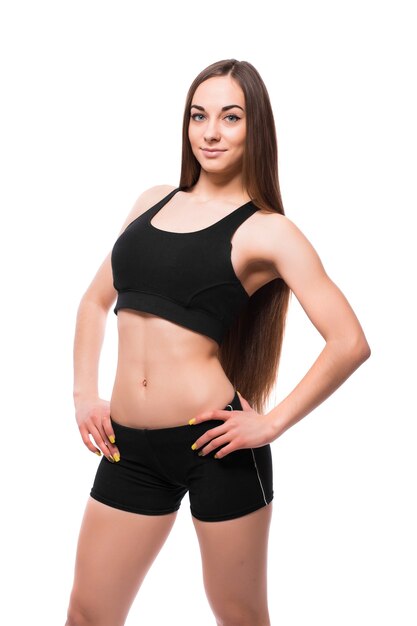 Retrato de mujer fitness aislado sobre fondo blanco.