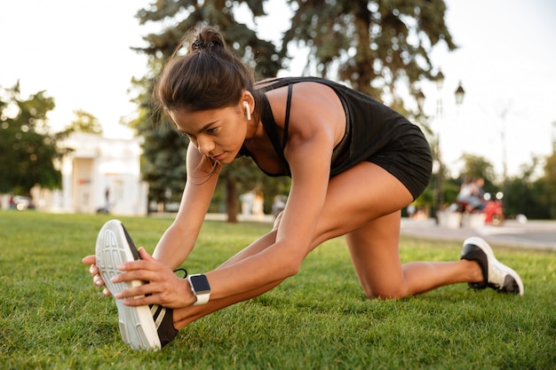 Retrato de una mujer fitness en auriculares