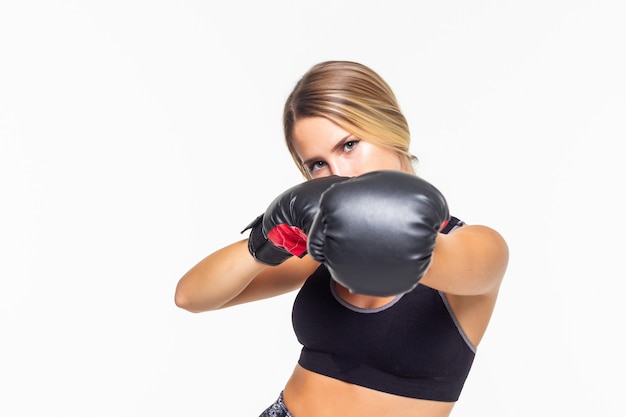 Retrato de mujer fitness boxeo en guantes aislado en blanco