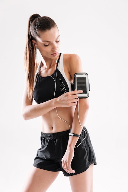 Retrato de una mujer fitness concentrada en ropa deportiva