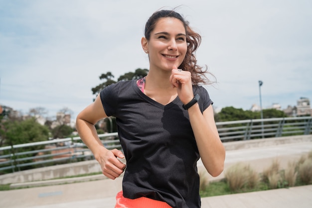 Retrato de mujer fitness corriendo