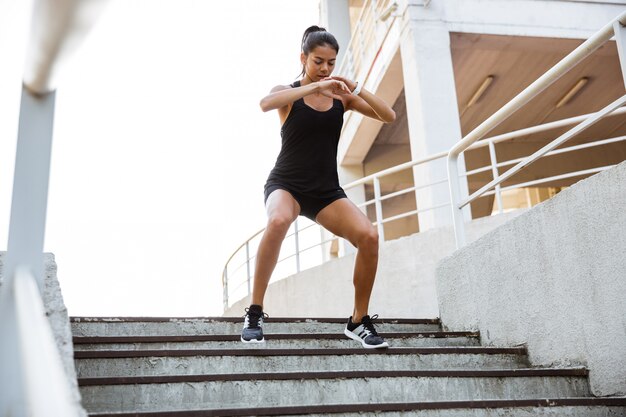 Retrato de una mujer fitness haciendo ejercicios deportivos