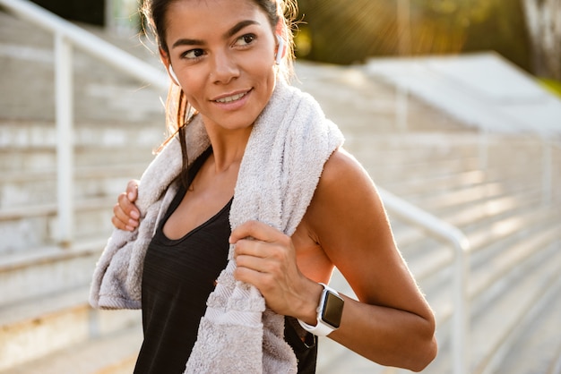 Retrato de una mujer fitness con toalla descansando