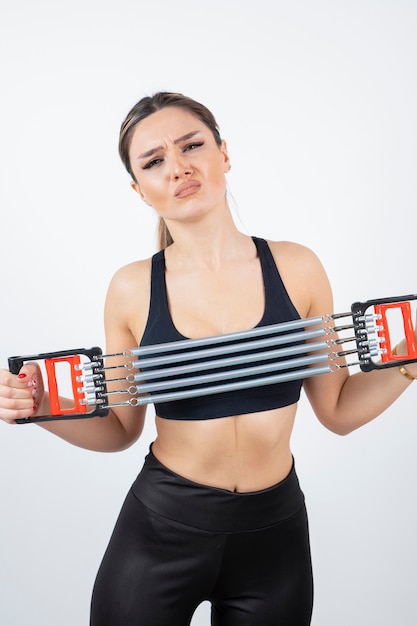 Foto gratuita retrato de mujer en forma de entrenamiento con herramienta de gimnasio.