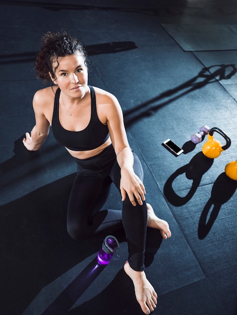 Retrato de una mujer en forma en el gimnasio