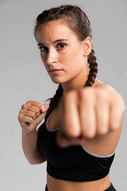 Retrato de mujer en forma en posición de combate