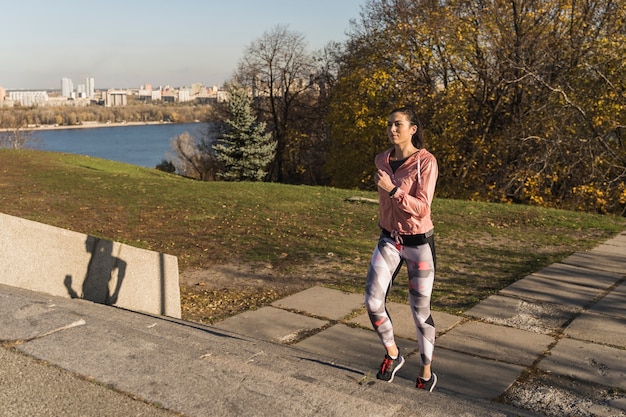 Foto gratuita retrato de mujer en forma trotar al aire libre