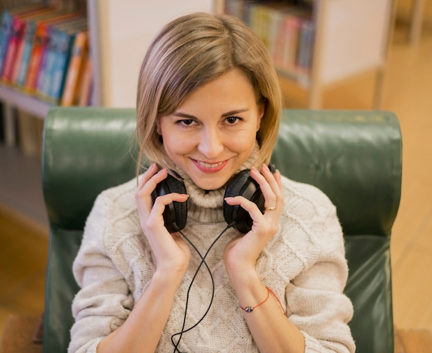 Retrato de mujer fotogénica con auriculares