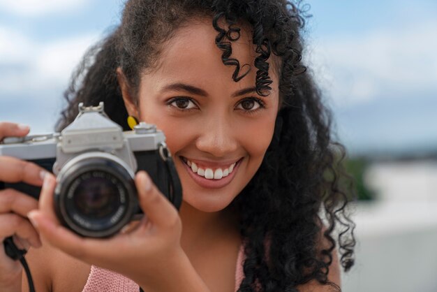 Retrato de mujer fotógrafa al aire libre con cámara