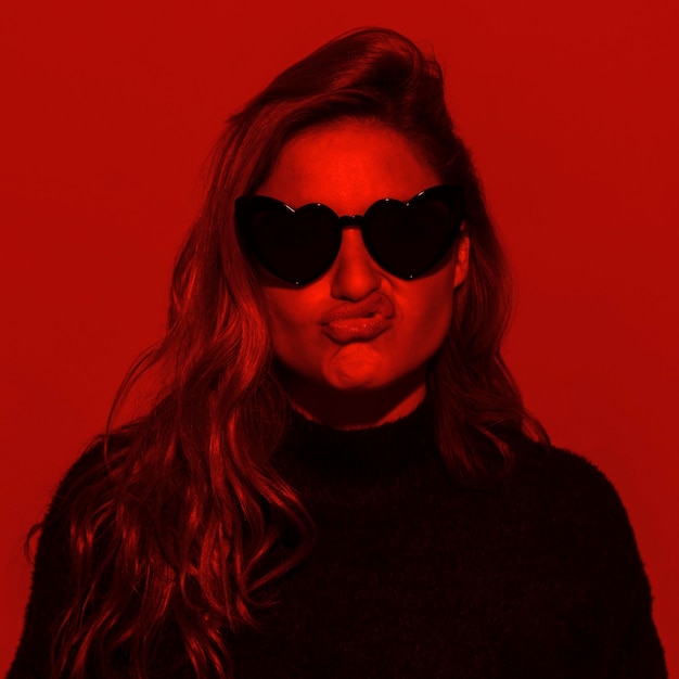 Foto gratuita retrato de mujer con gafas en forma de corazón