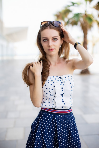 Foto gratuita retrato de una mujer con gafas y palmeras