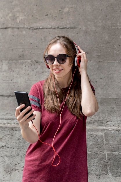 Retrato mujer con gafas de sol escuchando música