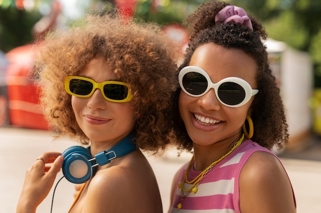 Foto gratuita retrato de mujer con gafas de sol