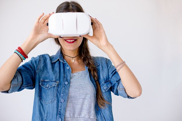 Retrato de mujer con gafas VR