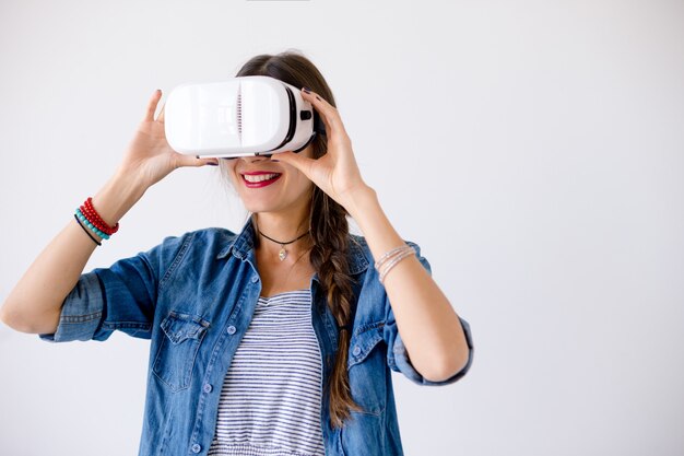 Retrato de mujer con gafas VR