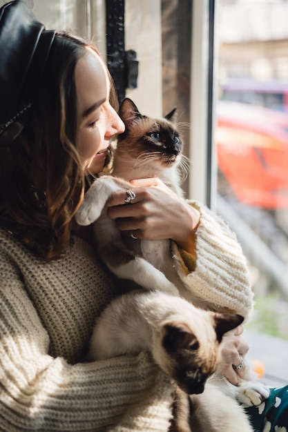 Foto gratuita retrato mujer con gatos siameses