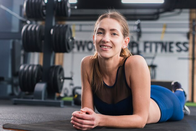 Retrato de mujer en gimnasio