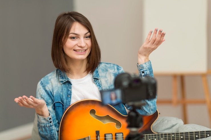 Foto gratuito retrato de mujer grabando video musical