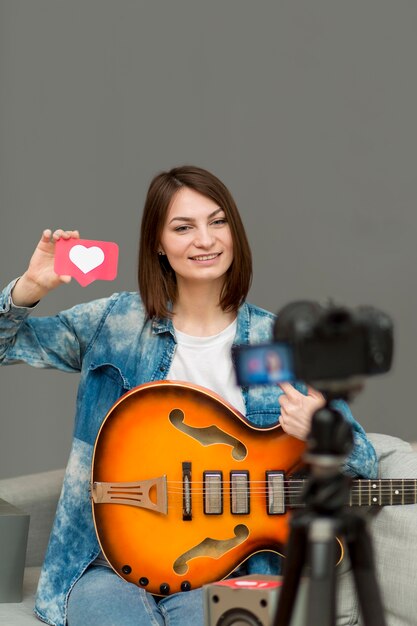 Retrato de mujer grabando videos musicales en casa