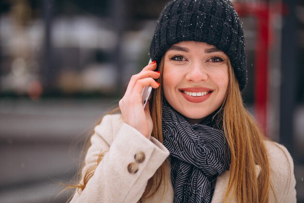 Retrato de mujer hablando por teléfono en la calle