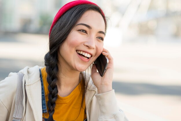 Retrato mujer hablando por teléfono