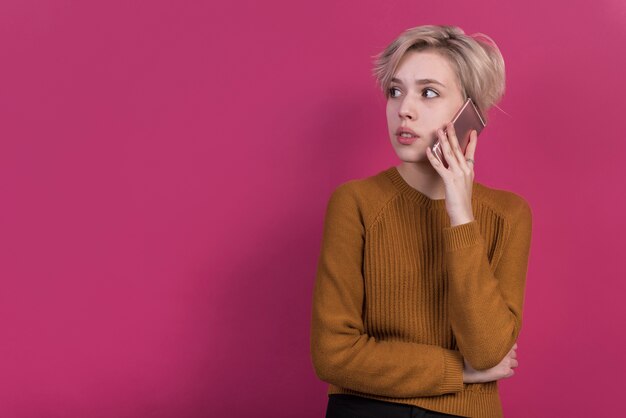 Retrato de mujer haciendo una llamada