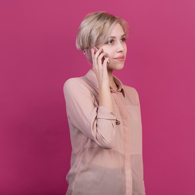 Foto gratuita retrato de mujer haciendo una llamada