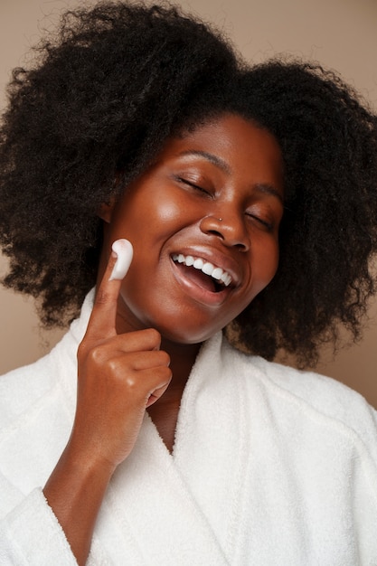 Foto gratuita retrato de mujer haciendo su régimen de belleza y rutina de cuidado de la piel