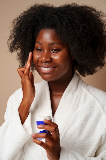 Foto gratuita retrato de mujer haciendo su régimen de belleza y rutina de cuidado de la piel