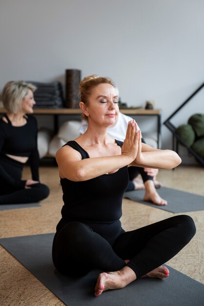 Retrato de mujer haciendo yoga de cerca