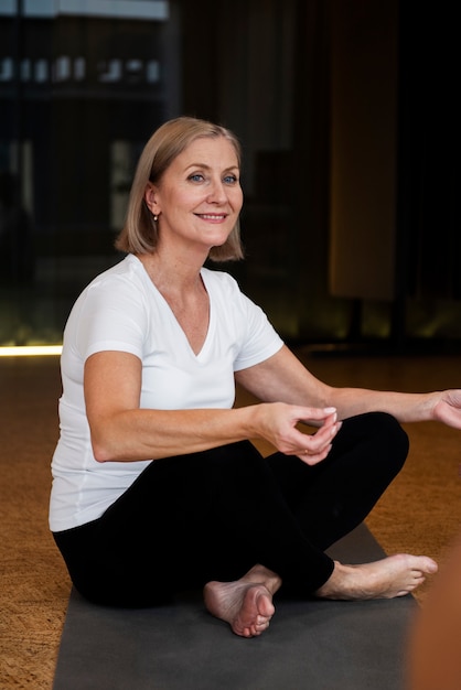 Retrato de mujer haciendo yoga de cerca