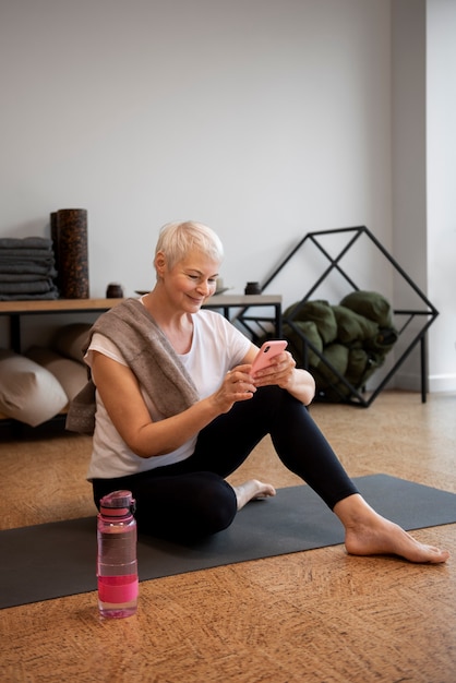 Retrato de mujer haciendo yoga de cerca