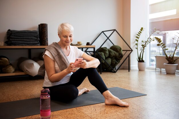 Retrato de mujer haciendo yoga de cerca