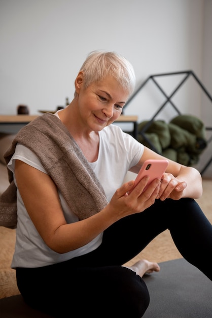 Retrato de mujer haciendo yoga de cerca