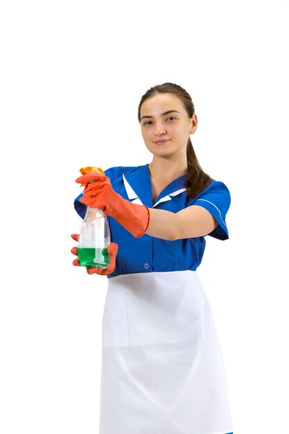 Retrato de mujer hecha, trabajadora de limpieza en uniforme blanco y azul aislado sobre fondo blanco.