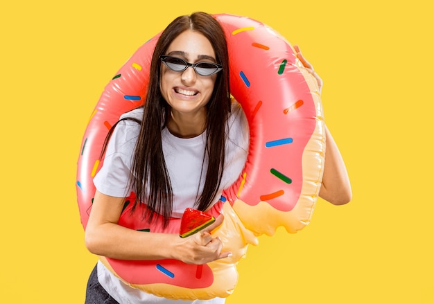 Foto gratuita retrato de mujer hermosa aislada en estudio amarillo