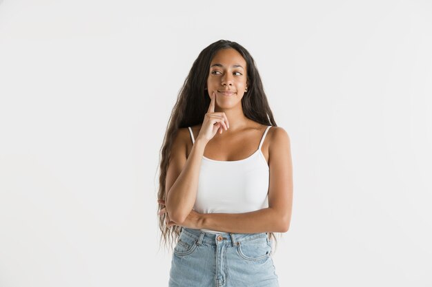 Retrato de mujer hermosa aislada