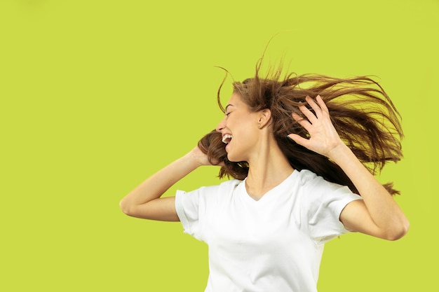 Foto gratuita retrato de mujer hermosa aislado sobre fondo verde studio