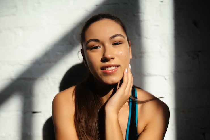 Foto gratuito retrato de mujer hermosa. ajuste feliz chica en ropa deportiva riendo