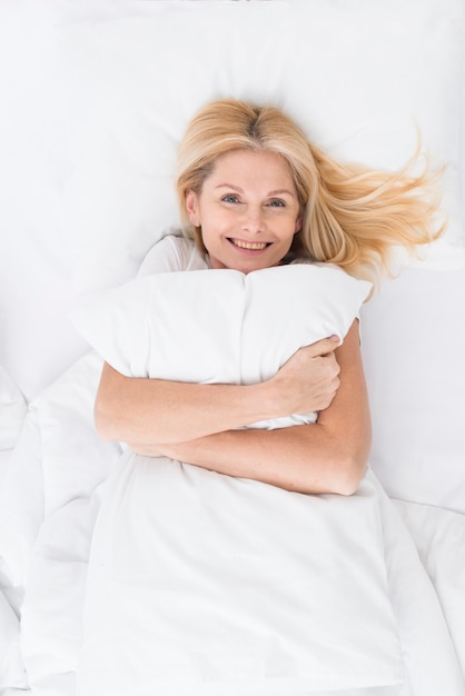 Retrato de mujer hermosa con una almohada