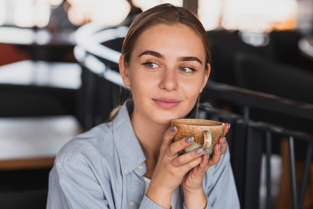 Retrato mujer hermosa bebiendo café