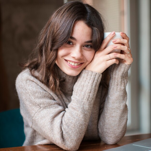 Retrato mujer hermosa bebiendo café