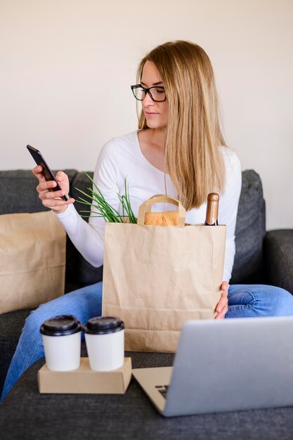 Retrato de mujer hermosa con bolsa de papel